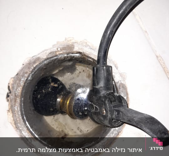 איתור נזילה באמבטיה באמצעות מצלמה תרמית.
